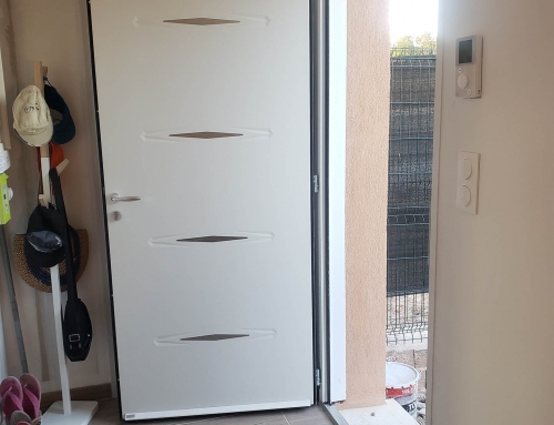 Installation d’une porte d’entrée en aluminium blanc à La Bouilladisse