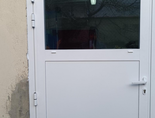 Changement d’une porte en aluminium pour améliorer l’accessibilité et la sécurité.
