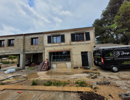 EB-Design installe des menuiseries aluminium double vitrage dans une maison en rénovation au Beausset