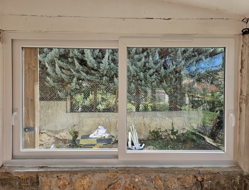 EB-Design installe des fenêtres en PVC blanc dans une maison familiale à Gréasque
