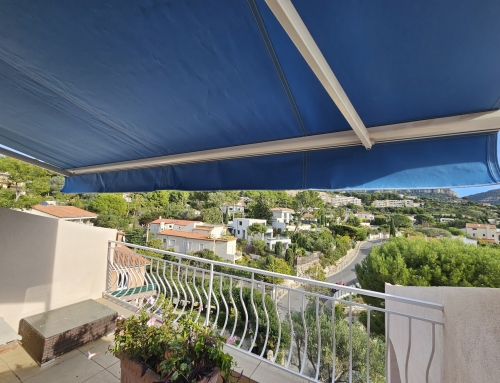 Installation d’un store banne électrique bleu à Cassis : confort, élégance et protection solaire signés EB-Design
