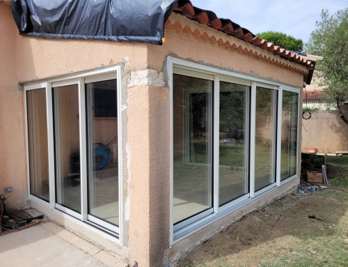 EB-Design installe de grandes baies vitrées à 3 et 4 coulissants dans une villa contemporaine à La Ciotat