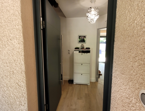 Installation d’une porte d’entrée haute sécurité bicolore à La Ciotat : élégance et protection signées EB-Design