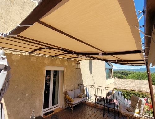 Installation d’un store banne manuel beige dans une maison : une solution élégante et pratique signée EB-Design