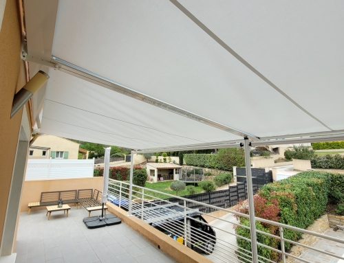 Installation d’un très grand store banne électrique beige avec châssis en aluminium blanc à Bandol : confort, esthétisme et protection solaire premium