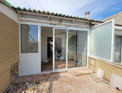 Installation d’une baie vitrée aluminium dans une villa contemporaine à Bandol