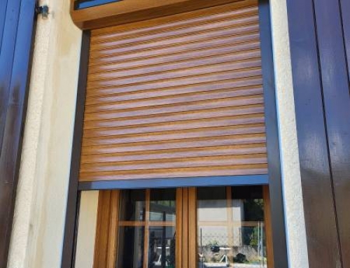 Installation de volets battants bleus et de volets roulants couleur bois dans une maison à La Ciotat